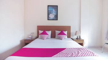 Habitación Deluxe doble | Espacio para trabajar con un portátil, wifi gratis, ropa de cama