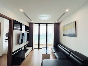 Signature Apartment | Living area | 40-inch Smart TV with digital channels - Vinhome SkyLake - Service Apartment (Hanoi)