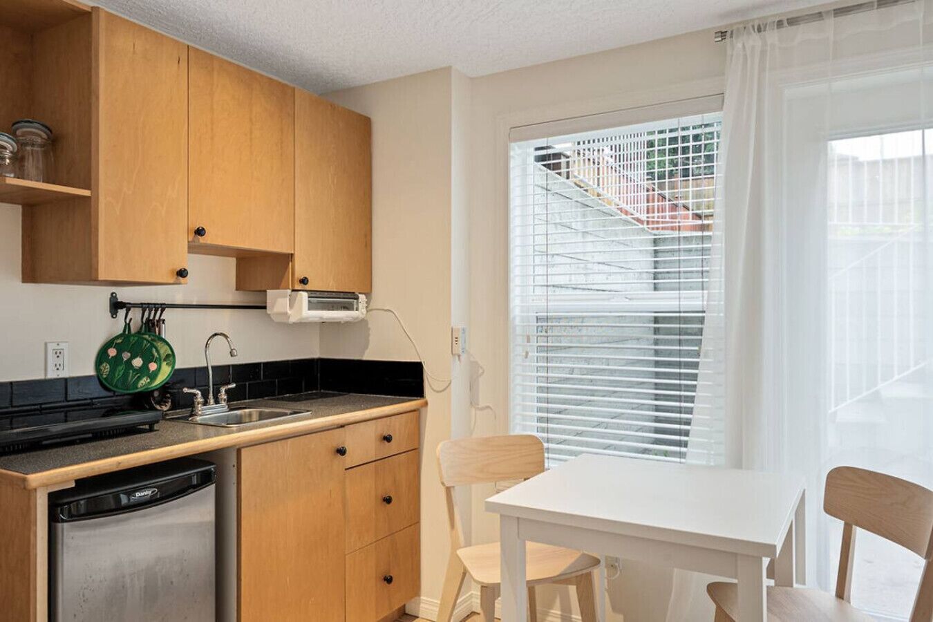 Mikrobølgeovn, ovn, kokeplater og oppvaskmaskin