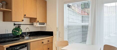 Micro-ondes, four, plaque de cuisson, lave-vaisselle