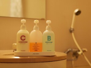 Combined shower/tub, hair dryer, slippers, towels - Tabist Hotel New Central (Fuji)
