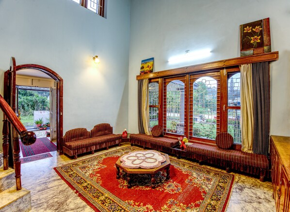 32-inch LED TV with digital channels - Brookevalley Homestay by The Ataraxia (Coonoor)