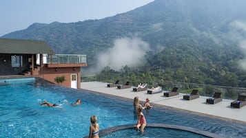 室外游泳池,提供泳池遮陽傘和日光浴躺椅