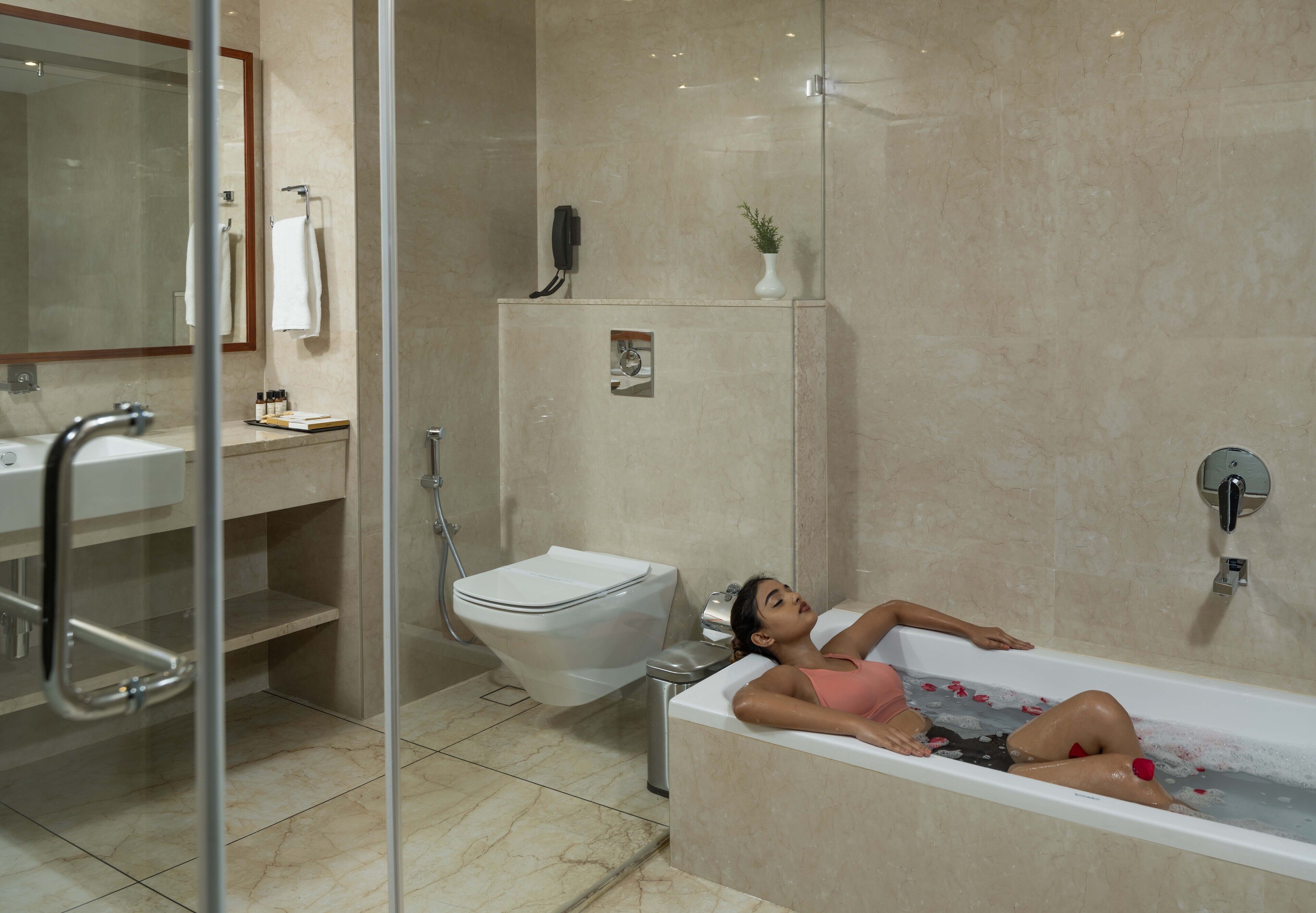 Un baño moderno con bañera, inodoro y lavabo.