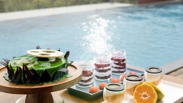 室外游泳池,提供泳池遮陽傘和日光浴躺椅