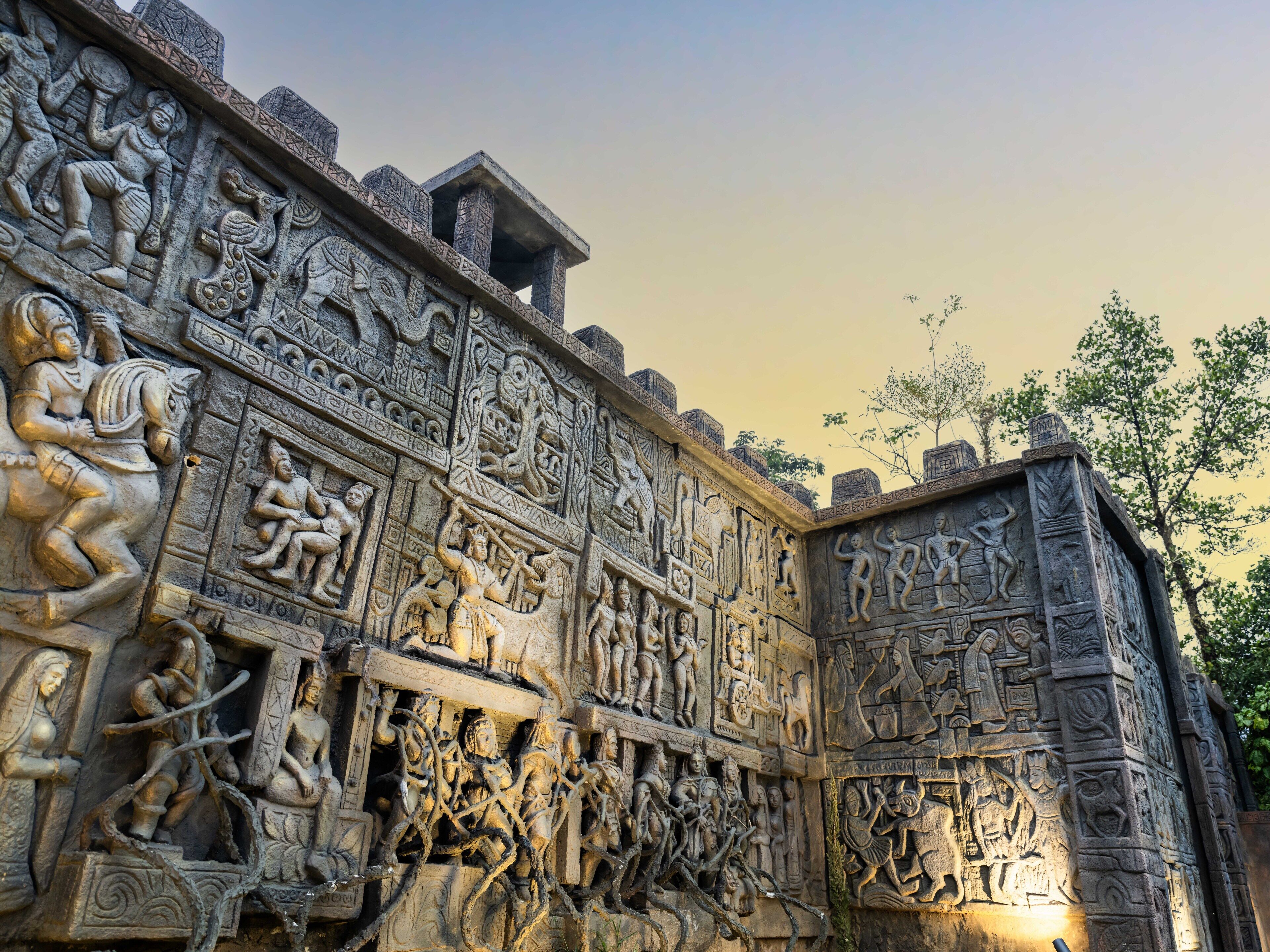 Escultura em pedra detalhada, com figuras e padrões intrincados.