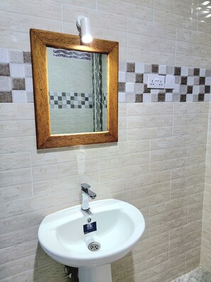 Bathroom - Velmont Hotel (Dar es Salaam)