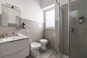 Dusche, Haartrockner, Bidet, Handtücher
