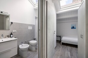 2 makuuhuonetta, tallelokero huoneessa, työpöytä, silitysrauta/-lauta