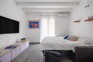2 bedrooms, in-room safe, desk, iron/ironing board