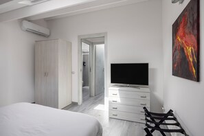 2 bedrooms, in-room safe, desk, iron/ironing board - Modern spacious and air-conditioned apartment
 (Palermo)