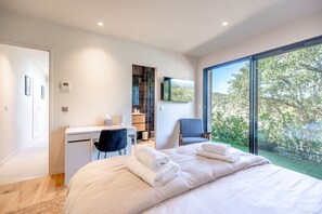 5 chambres, bureau, fer et planche à repasser, lit de bébé portatif