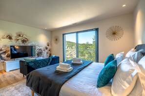 5 Schlafzimmer, Schreibtisch, Bügeleisen/Bügelbrett, Reisekinderbett