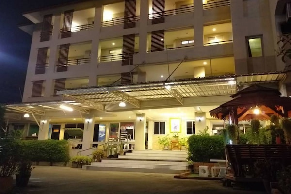 Voorkant accommodatie - avond/nacht
