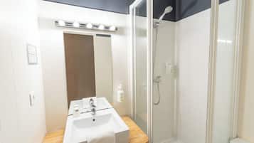 Shower, rainfall showerhead, free toiletries, towels