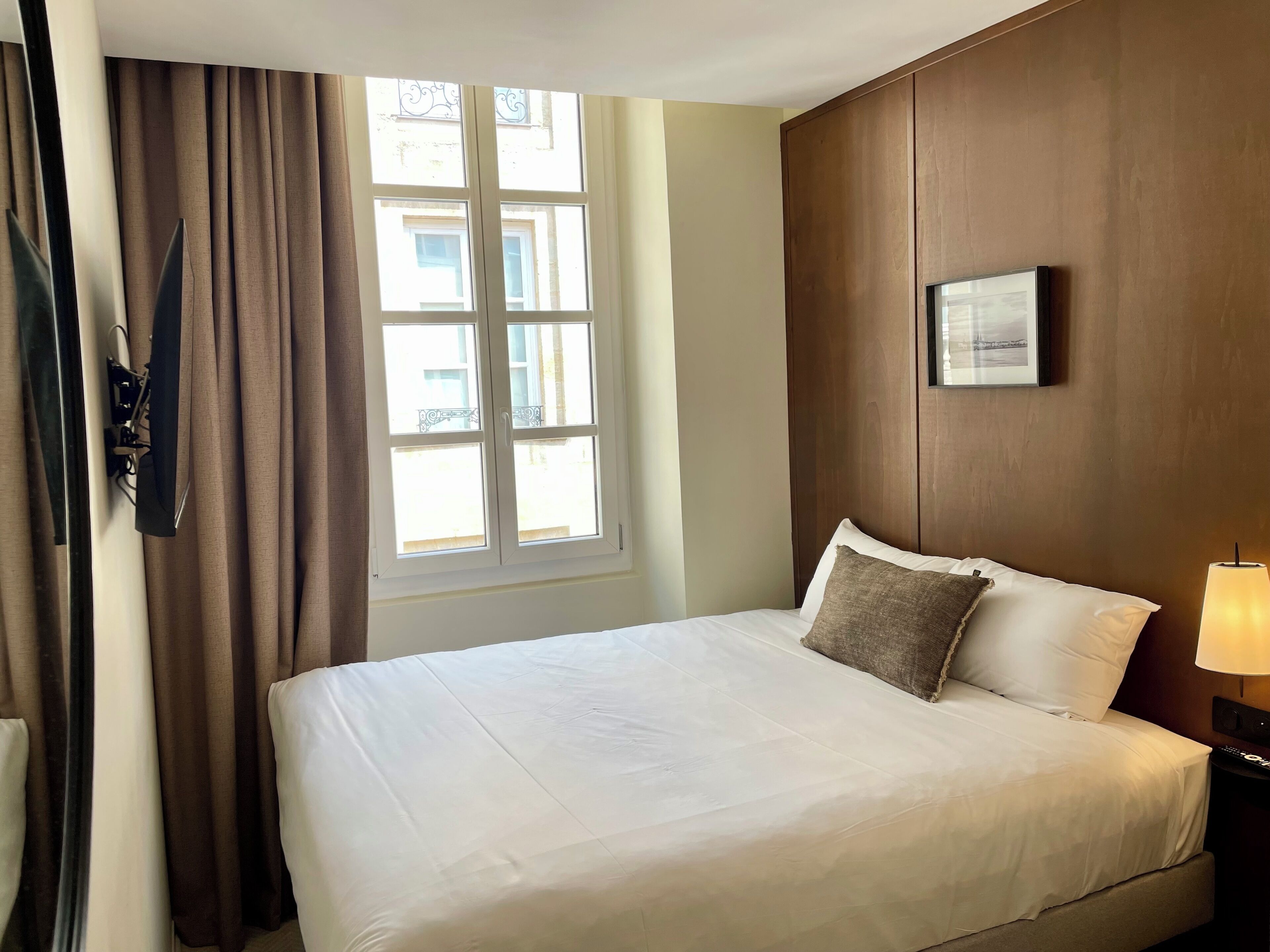 Petite Chambre Double | Sengetøy av topp kvalitet, senger med overmadrass og wi-fi (inkludert)