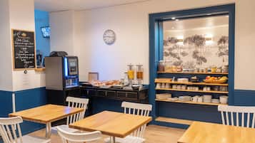 Daily continental breakfast (EUR 11 per person)