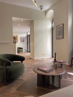 Lobby sitting area - Hôtel du Théâtre (Bordeaux)