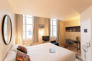 Double Room | Premium bedding, pillowtop beds, individually decorated - Hôtel du Théâtre (Bordeaux)