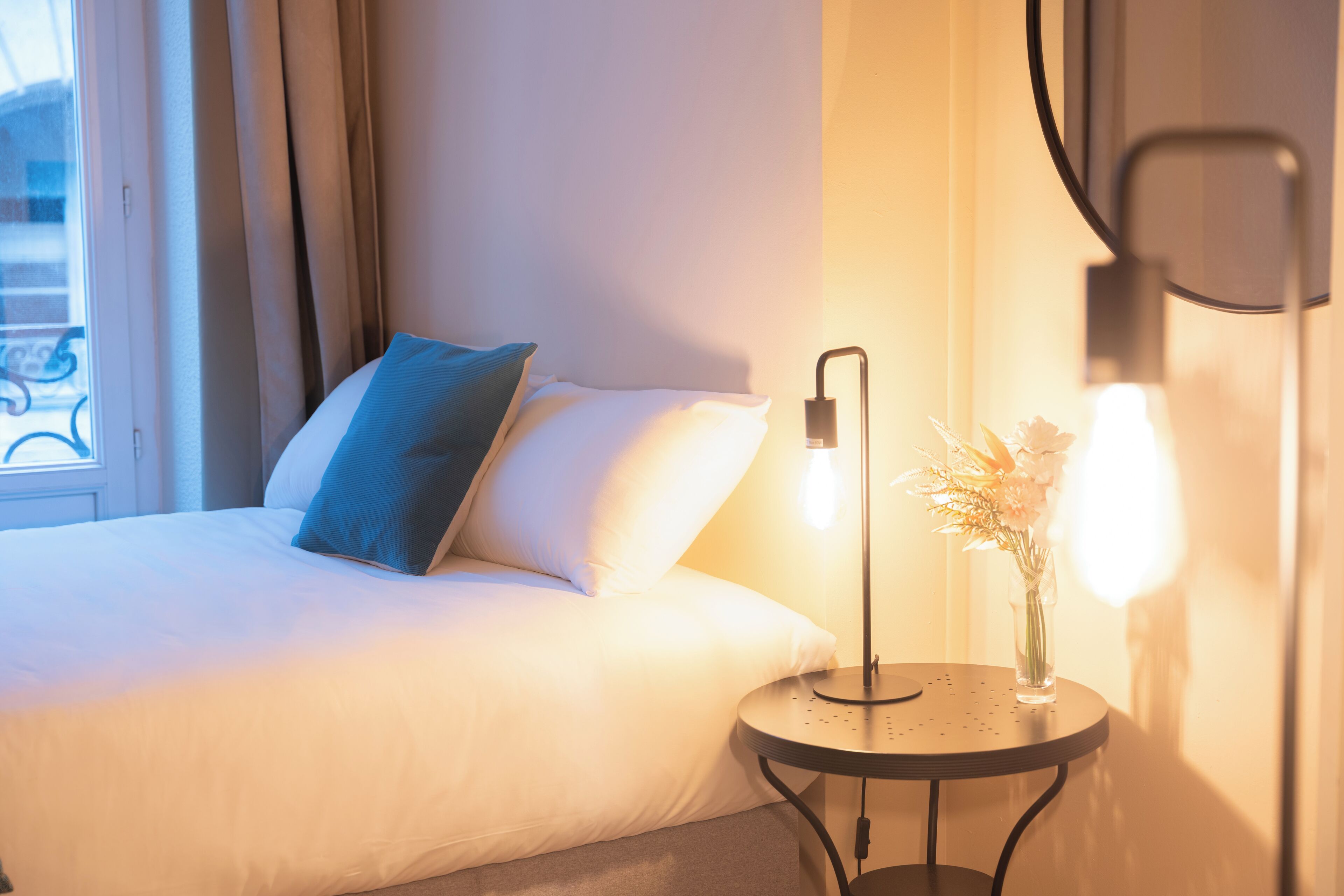 Petite Chambre Double | Literie de qualité supérieure, surmatelas, décoration personnalisée