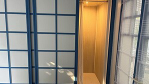 A narrow hallway with a wooden door and a small step leading to a room. - Villa, Plein Coeur du Moulleau-arcachon, 8 Personnes (Arcachon)