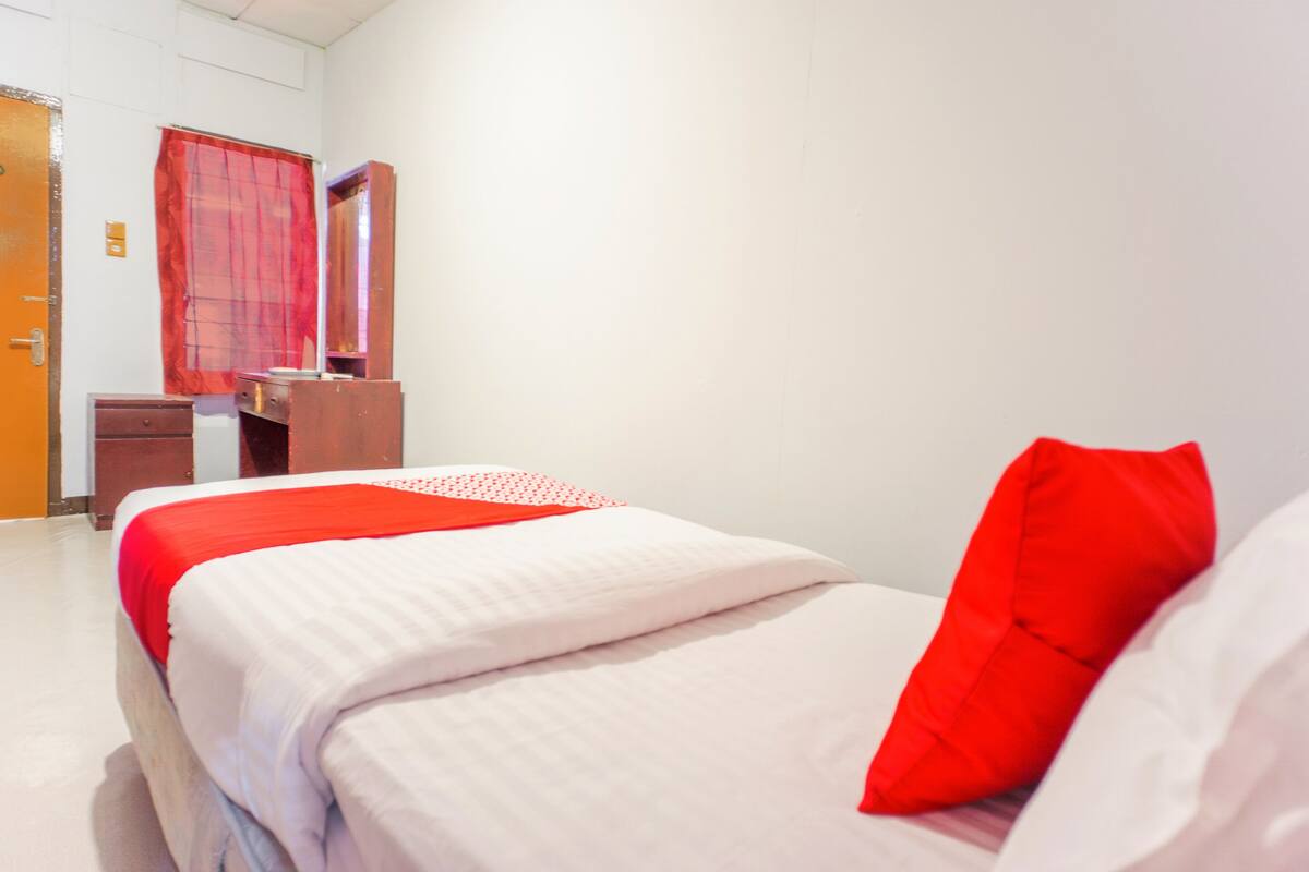 Ein Hotelzimmer mit einem Bett, einem Schreibtisch und einem Spiegel.