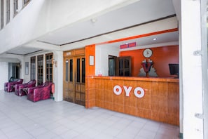 Reception - OYO 2180 Vina Vira Hotel (Lhokseumawe)