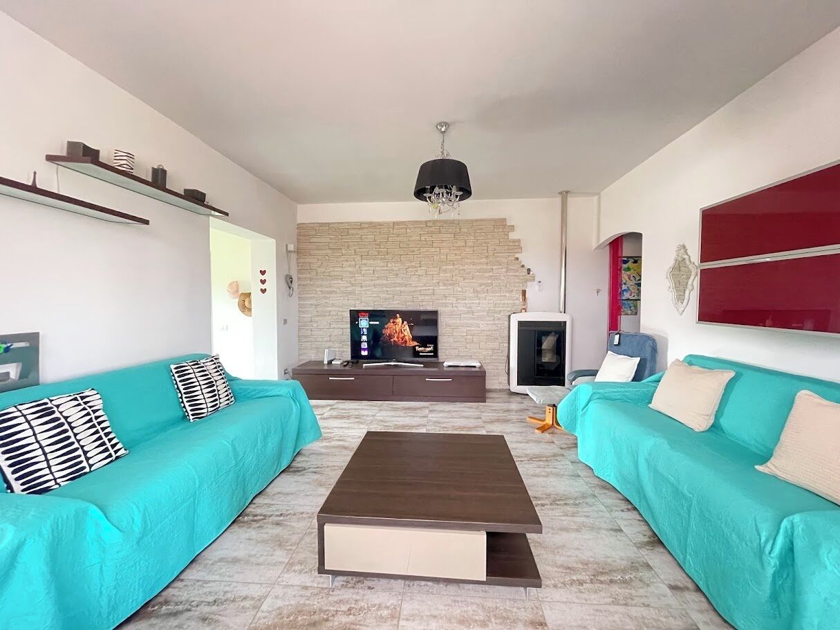 Casa Confort | Área de sala de estar | Smart TV de 42 pulgadas con canales digitales, Netflix y computadora 