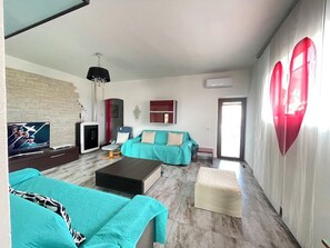 디지털 채널 시청이 가능한 42인치 스마트 TV, 넷플릭스, 컴퓨터