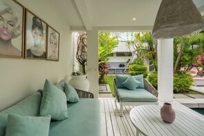 Villa | Oppholdsområde | En 55-tommers smart-TV med kabel-kanaler samt Netflix og filmkjøp