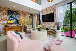 55-inch Smart TV with cable channels, Netflix, pay films - Maison Jolie Villa by Betterplace (Canggu)