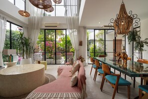 Villa | Oppholdsrom | En 55-tommers smart-TV med kabel-kanaler samt Netflix og filmkjøp