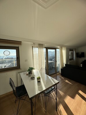 Loft panorâmico | Área de estar | TV de tela plana