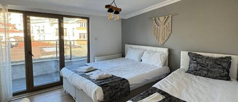 Loft Panoramic | Skrivbord, mörkläggningsgardiner, ljudisolering och strykjärn/strykbräda