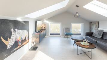 Fernseher, DVD-Player, Bücher