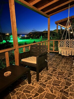 Standard-huvila | Oleskelualue | 32–tuumainen LCD-televisio, jossa satelliittikanavat