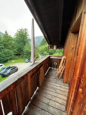 A wooden balcony with a view of a mountainous landscape. - Ferienwohnung Haus am Wald (Marktschellenberg)