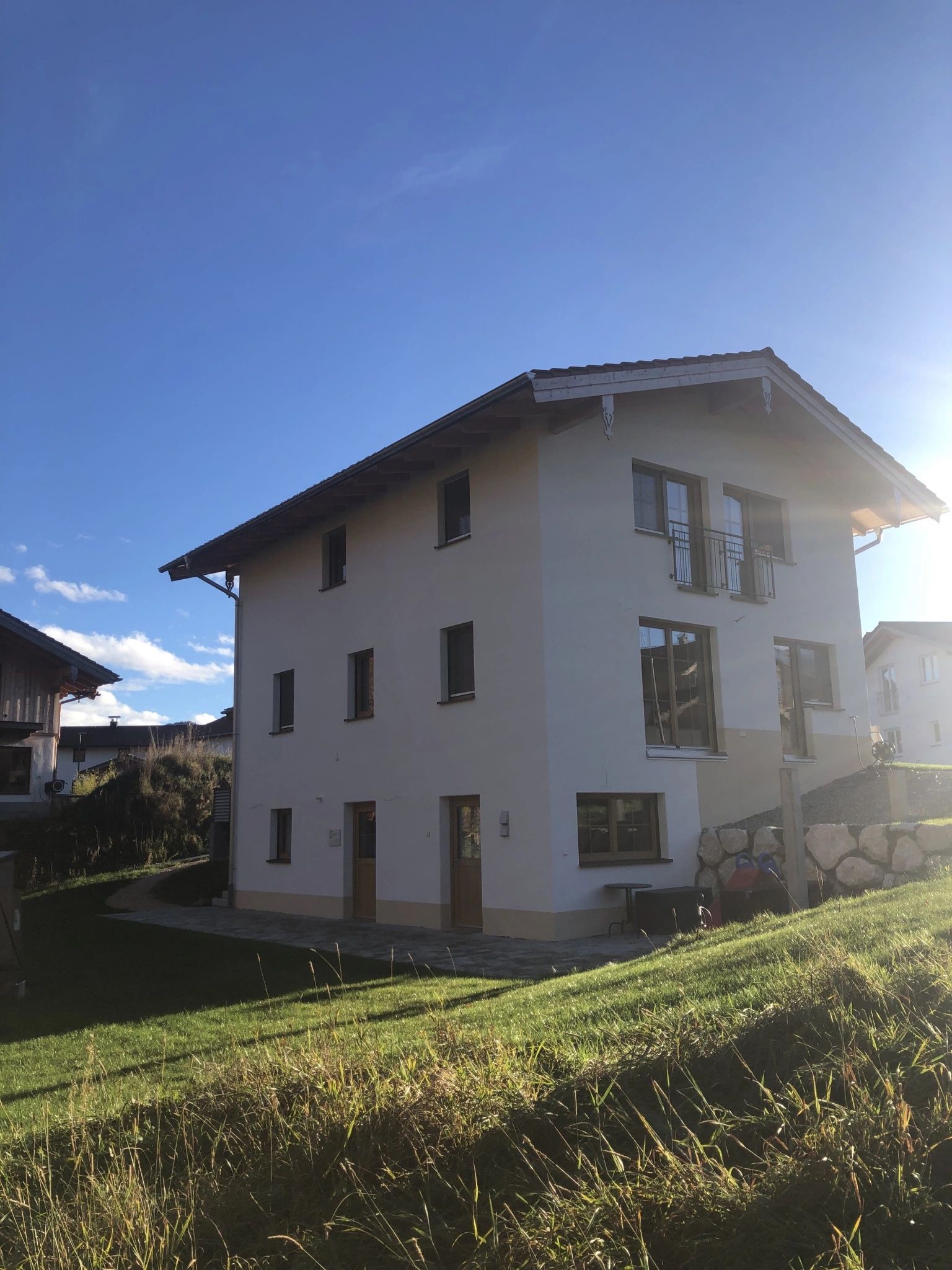 Un bâtiment à deux étages, doté de nombreuses fenêtres et d’une fondation en pierre.