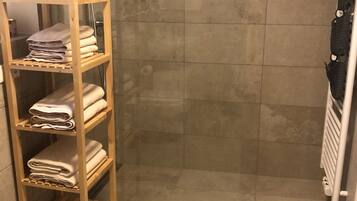 Douche, sèche-cheveux, serviettes fournies