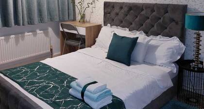 Remarkable 3-bed House in Leeds