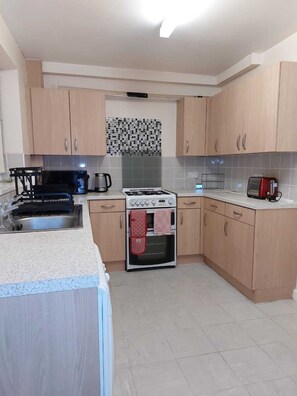 House | Private kitchen | Fridge, microwave, oven, stovetop - Remarkable 3-bed House in Leeds (Leeds)