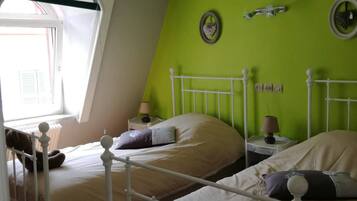 3 slaapkamers, een bureau, een strijkplank/strijkijzer, reisbedje