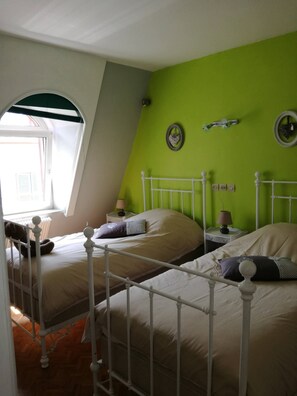 3 soveværelser, skrivebord, strygejern/strygebræt, weekendseng