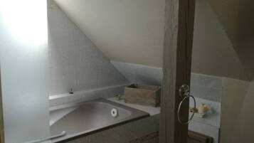 SĂšche-cheveux, serviettes fournies, savon, papier toilette