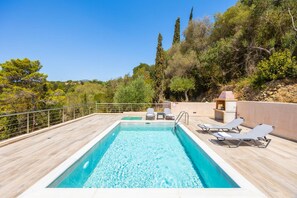 A rooftop pool with lounge chairs and a view of trees and hills. - Villa Sia in Ionian Islands (Kefalonia)