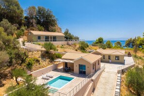 A coastal property with a swimming pool, multiple buildings, and a view of the sea. - Villa Sia in Ionian Islands (Kefalonia)