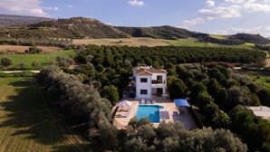 A two-story house with a swimming pool, surrounded by trees and hills. - Villa Kambos Dio in Polis (Chrysochou)