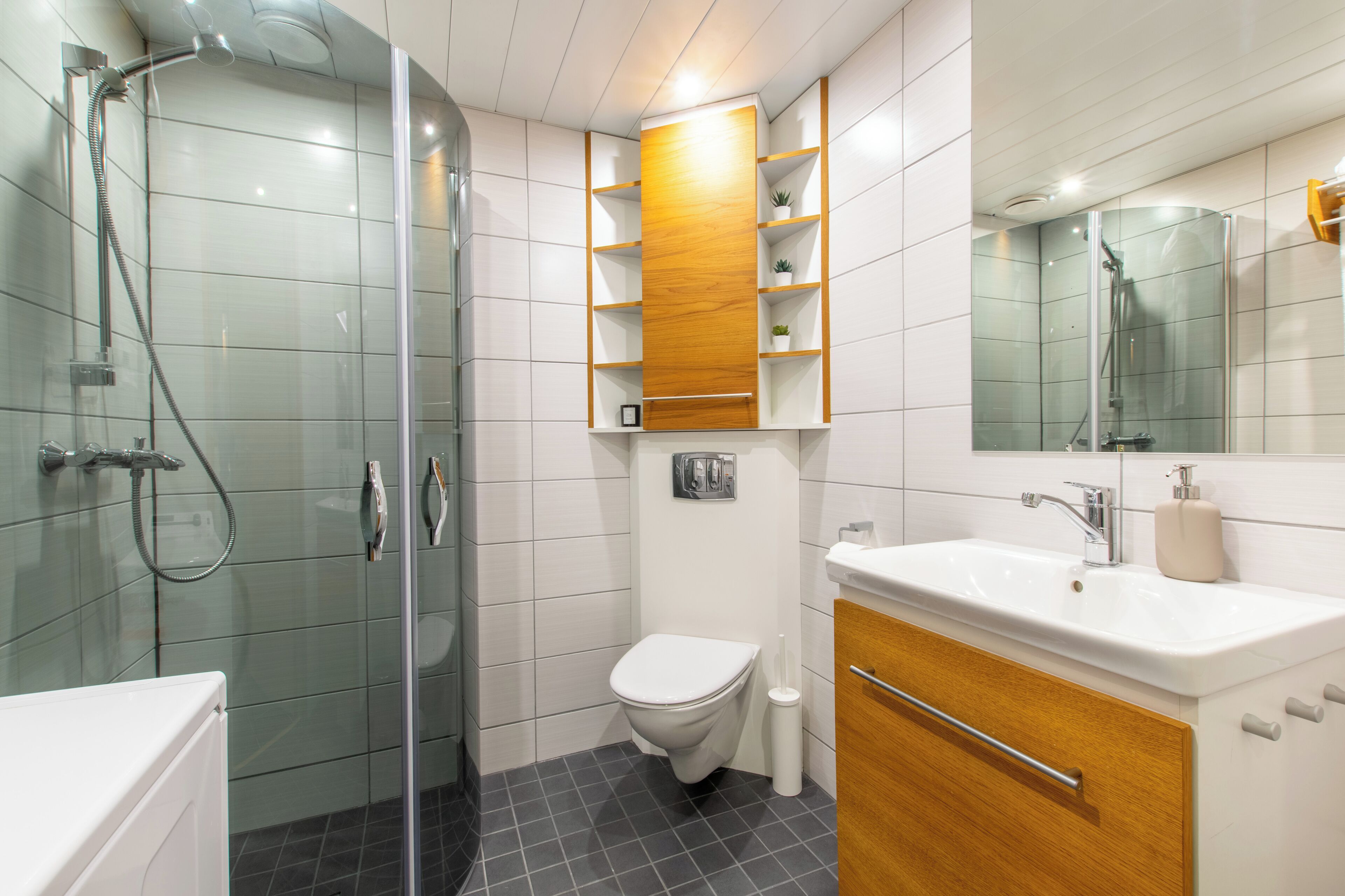 Douche, sèche-cheveux, chauffage par le sol (salle de bains)