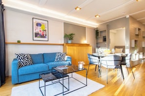 Apartamento Deluxe, 1 habitación, cocina | Zona de estar | Smart TV de 43 pulgadas con canales por cable, Netflix