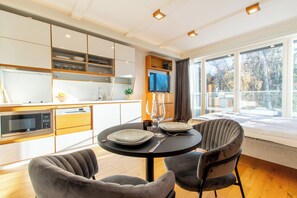 Departamento, 2 camas individuales | Área de sala de estar | Smart TV de 43 pulgadas con canales por cable y Netflix 